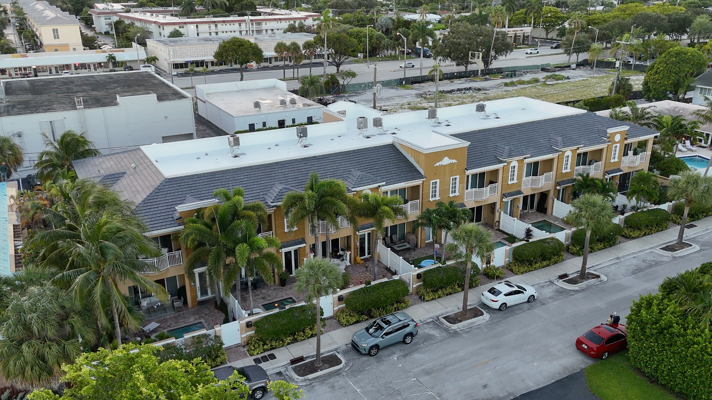What are the average costs for commercial roof replacement in Fort Lauderdale right now?